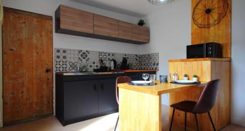 une cuisine avec un comptoir et une table avec des chaises dans l'établissement T1 charme, calme, Fibre, Proche bords de Loire, à Orléans