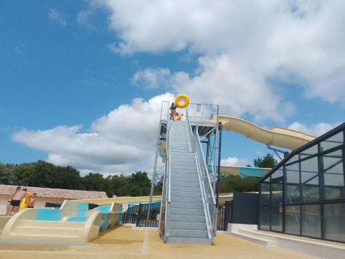 une personne sur un toboggan dans un parc aquatique dans l'établissement Aureilhan Le Maori, à Aureilhan