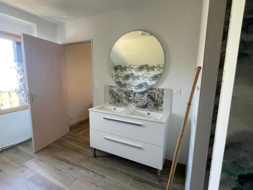 a bathroom with a sink and a mirror at Parenthèse à la Maison de l'Ecrivain entre nature et petit déjeuner festin in Servon