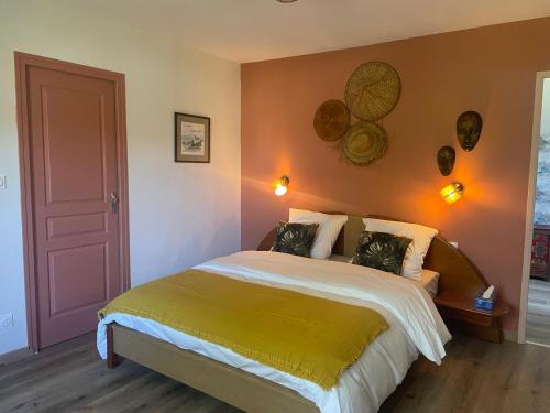 a bedroom with a bed with a yellow blanket at Parenthèse à la Maison de l'Ecrivain entre nature et petit déjeuner festin in Servon