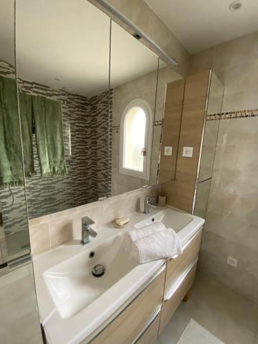 Bilik mandi di Villa Moana Lagune 4 chambres, 4 salles de bain, piscine privative chauffée à 30 degrés toute l année, balnéo, terrain de pétanque privé, ping-pong