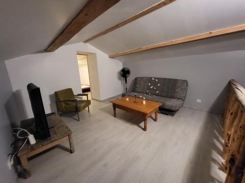 TV a/nebo společenská místnost v ubytování maisonette