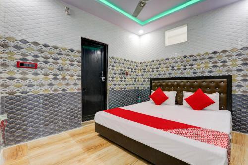 Giường trong phòng chung tại Hotel O Diamond Palace