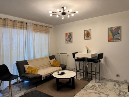 un salon avec un canapé et une table dans l'établissement Studio moderne avec veranda - Cannes centre, à Cannes