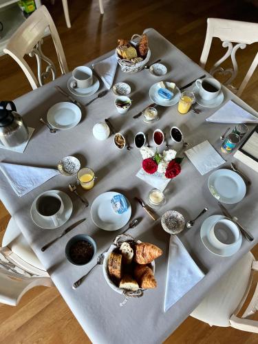 - une table avec des aliments pour le petit-déjeuner dans l'établissement Château de la Grand'cour, à Grandchamp-des-Fontaines