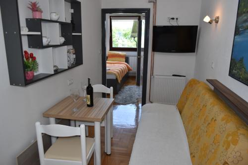 Μια τηλεόραση ή/και κέντρο ψυχαγωγίας στο Apartments Mensa