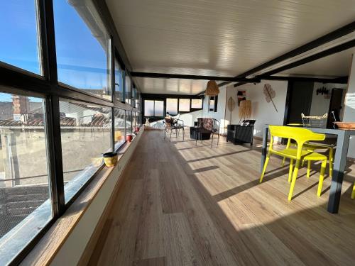 un salon avec une table jaune et des chaises jaunes dans l'établissement Appartement centre du village, à Nissan-lez-Enserune