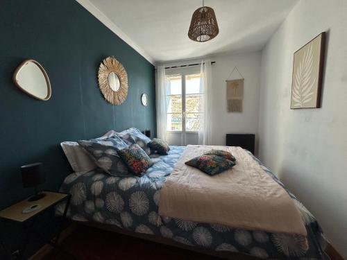 une chambre avec un lit et une fenêtre dans l'établissement Appartement centre du village, à Nissan-lez-Enserune