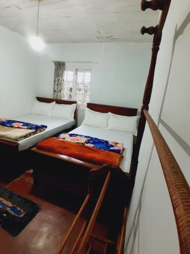 two twin beds in a room withthritisthritisthritisthritisthritisthritisthritisthritisthritis at Green Villa in Nuwara Eliya