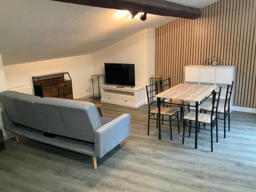 Grand 2 chambres centre Foix stationnement juste devant le logement