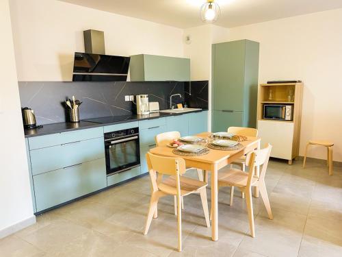une cuisine avec une table et des chaises dans une cuisine dans l'établissement Joli T3 au coeur de Sanary avec garage, à Sanary-sur-Mer
