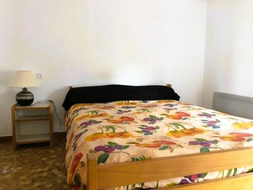 une chambre avec un lit et une table avec une lampe dans l'établissement Maison à Oléron avec piscine chauffée et privée, à Dolus-d'Oléron