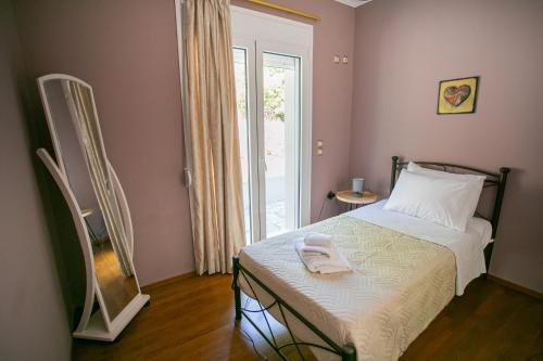 Ένα ή περισσότερα κρεβάτια σε δωμάτιο στο Lucky's House Chios