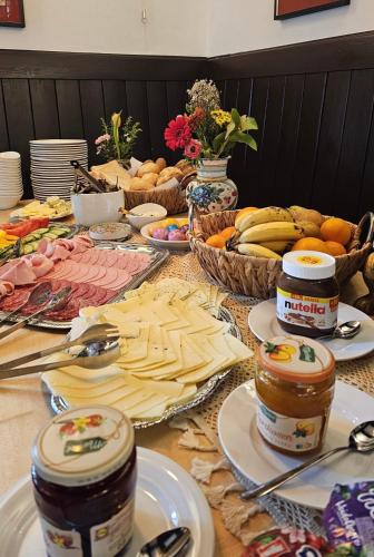 un tavolo ricoperto di formaggio, cracker e frutta di Marktredwitzer Haus a Waldershof