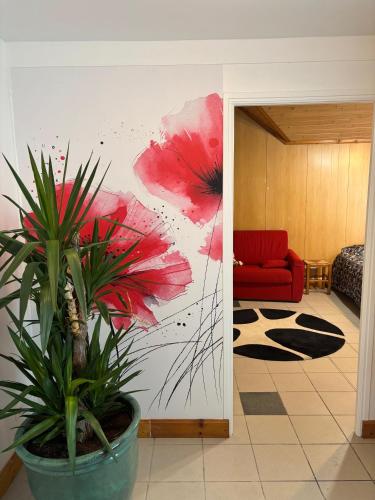 une chambre ornée d'une peinture de fleurs sur le mur dans l'établissement Le bureau, à Digoin