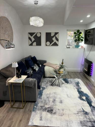 a living room with a couch and a rug at Hertford Home detached garden parking pet allowed in Hertford