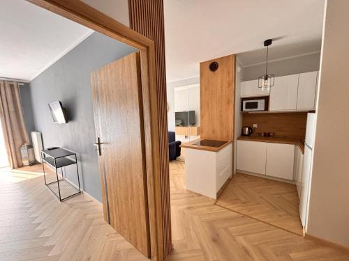 Η κουζίνα ή μικρή κουζίνα στο APARTAMENT CEGLANA 55, przy szpitalu okulistycznym, darmowe miejsce w garażu podziemnym, udogodnienia dla niepełnosprawnych