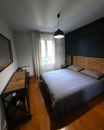 une chambre avec un lit, un bureau et une fenêtre dans l'établissement Appartement 2 CH résidence calme et arborée , proximité plages et commerces, à Toulon