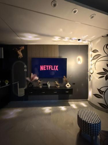 Una televisión o centro de entretenimiento en Rooms n views