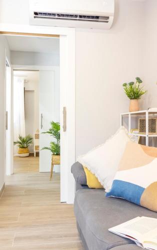 a living room with a couch and a tv at Apartaments La Cabana in Altafulla