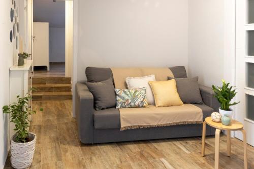 a living room with a couch and a table at Apartaments La Cabana in Altafulla