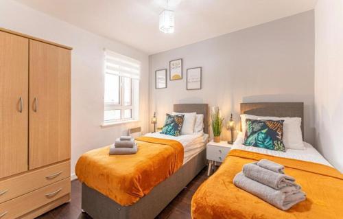 Un dormitorio con dos camas y una cómoda. en 3Bedroom House Sleeps 6 Bradford, en Calverley