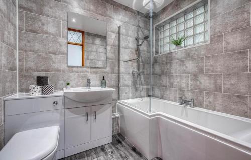 Un baño con lavabo, bañera e inodoro. en 3Bedroom House Sleeps 6 Bradford, en Calverley