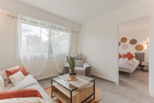 un salon avec un canapé et une table dans l'établissement Le Lonsois - T3 lumineux avec extérieur, à Pau