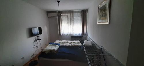 En eller flere senge i et værelse på Apartman za najam za potrebe koncerta MP Thompsona