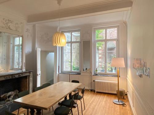d'une salle à manger avec une table et quelques fenêtres. dans l'établissement Maison, 6 chbres, 6 Sdb, 5wc Jardin, Calme, Centre, Wifi, à Douai