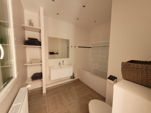 une salle de bain avec un lavabo, une douche et des toilettes dans l'établissement Tout prêt, tout près du fort, à Saint-Georges-dʼOléron