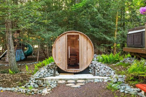 Un jardín fuera de Lakehouse with Boats, MiniGolf, Sauna, HotTub, Swings and Playground!