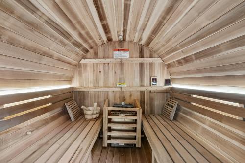Galería fotográfica de Lakehouse with Boats, MiniGolf, Sauna, HotTub, Swings and Playground! en Pocono Summit