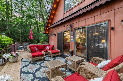 Un lugar para sentarse en Lakehouse with Boats, MiniGolf, Sauna, HotTub, Swings and Playground!