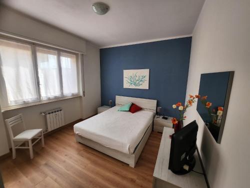 a bedroom with a bed and a blue wall at Maja in Chiavari