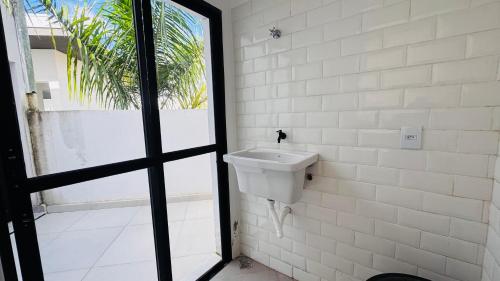 Ένα μπάνιο στο Refúgio Elegante com Piscina