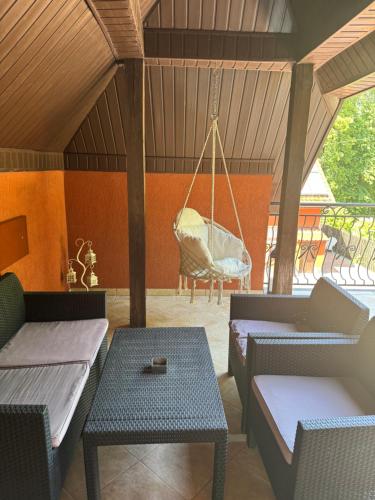 a room with two chairs and a swing at Pensjonat E&M in Mikołajki