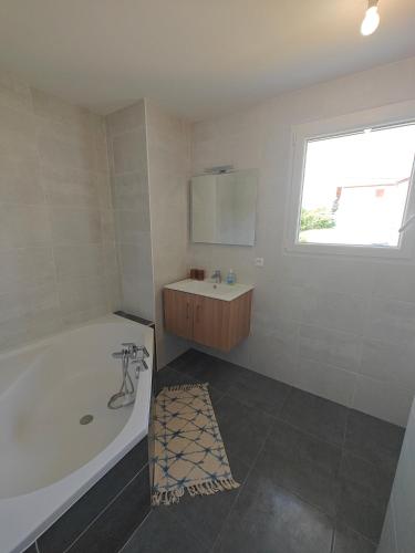 Phòng tắm tại Villa proche du centre