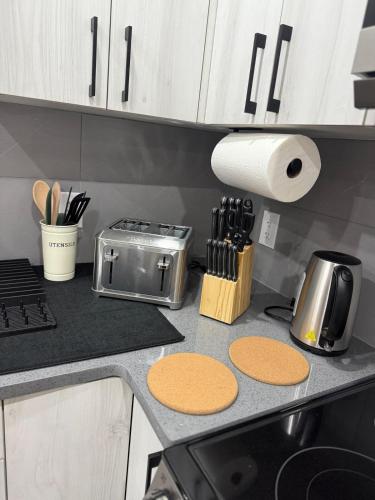 Dapur atau dapur kecil di Luxe Stay with a Designer Touch