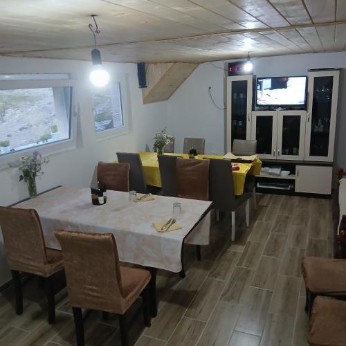 a dining room with a table and chairs at Bujtina Sherifaj in Valbonë