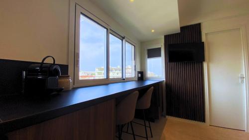 une pièce avec un bureau avec une fenêtre et des chaises dans l'établissement Cannes Croisette, à Cannes