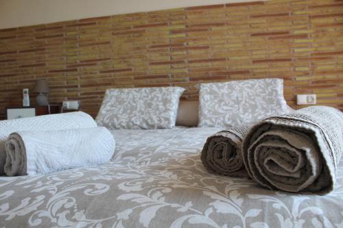 a bedroom with a bed with towels on it at Encantador Ático a 2,6 km de la Playa in San Juan de Alicante