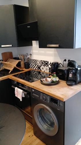 une cuisine avec une machine à laver dans une cuisine dans l'établissement Studio familial, à Paris