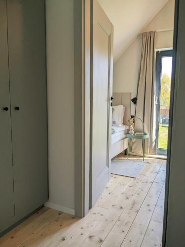 eine offene Tür in einem Zimmer mit einem Schlafzimmer in der Unterkunft My Slow Life in Lubiatowo