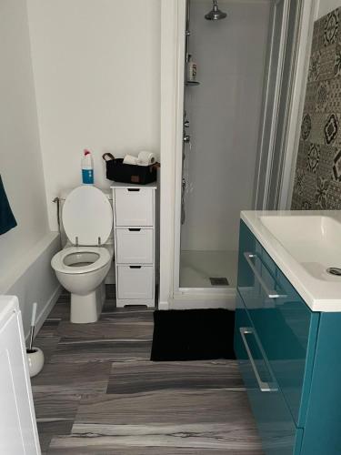 une salle de bain avec toilettes et lavabo dans l'établissement Appartement vue mer, à Saint-Hilaire-de-Riez