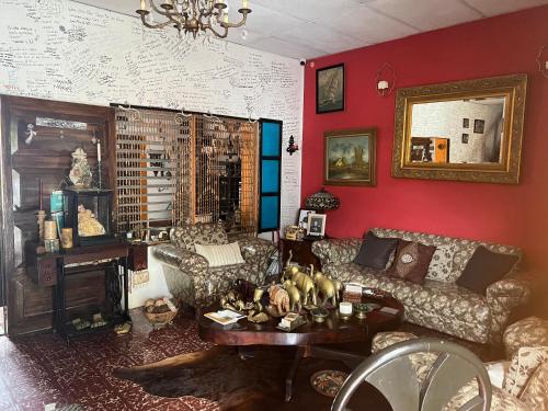 ein Wohnzimmer mit Sofa und Tisch in der Unterkunft Mendoza’s GUESTHOUSE in Santa Ana