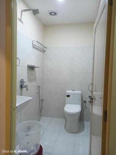 ein weißes Badezimmer mit Toilette und Waschbecken in der Unterkunft hotel coolriver inn in Visakhapatnam