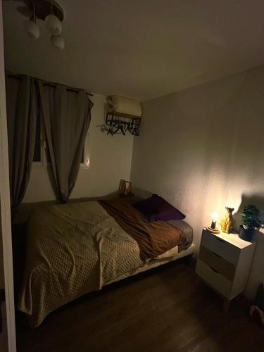- une chambre avec un lit et une table de nuit éclairée dans l'établissement Chambre le Dor, à Saint-Vite