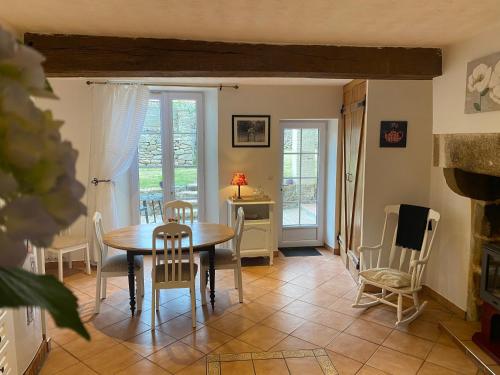 une salle à manger avec une table et des chaises dans l'établissement Le Cordonnier d'Autrefois - 15 minutes du Puy du Fou, à Mortagne-sur-Sèvre