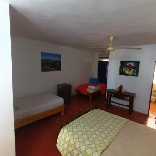 a small room with a bed and a table at El jardín del coco in Las Galeras